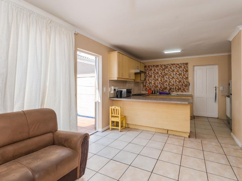 Charming One bed Apartment in the Heart of Wynberg Village - Photo 3