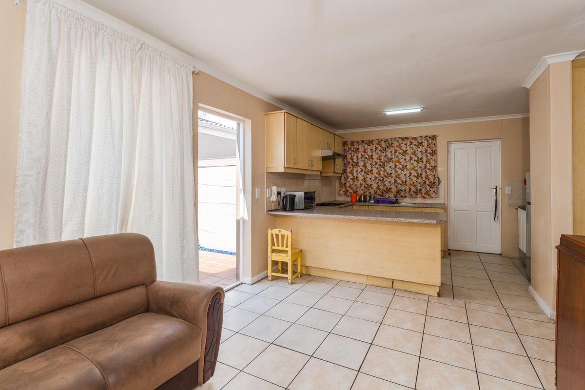 Charming One bed Apartment in the Heart of Wynberg Village - Photo 3