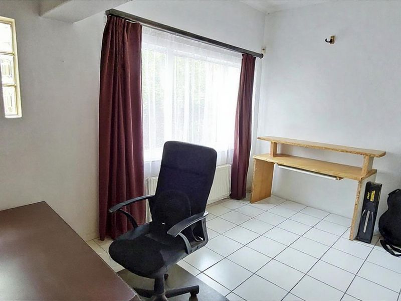 Stunning Family Home with Expansive Grounds, Ideal to Work from. - Photo 9