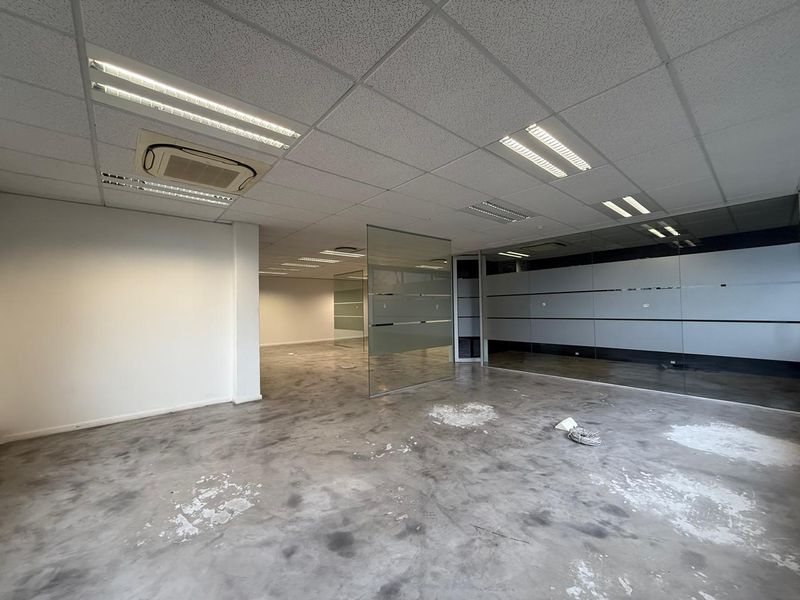 Prime Office Space Available in a Prestigious Building - Photo 8