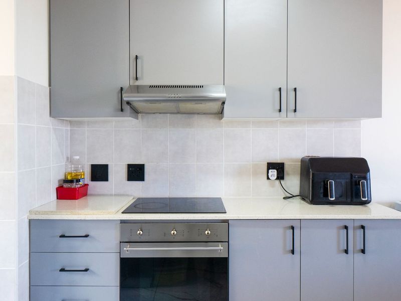 Completely renovated modern home - Photo 4