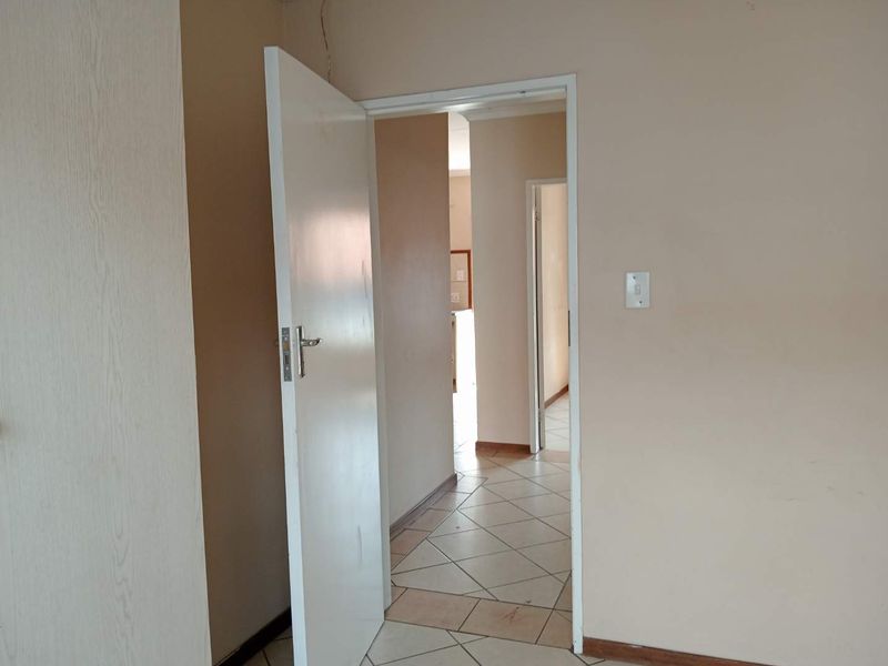 Spacious Top Unit To Rent. Available 1 July 2026 - Photo 5