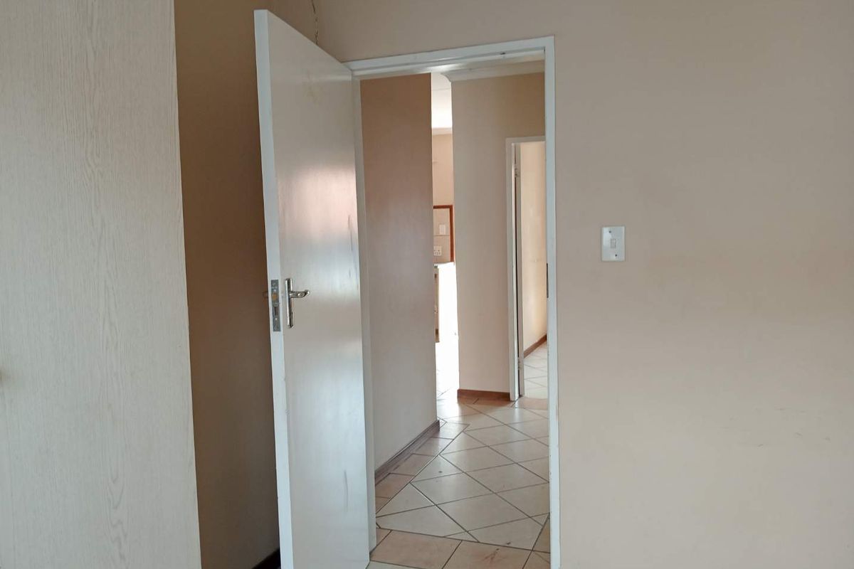 Spacious Top Unit To Rent. Available 1 July 2026 - Photo 5