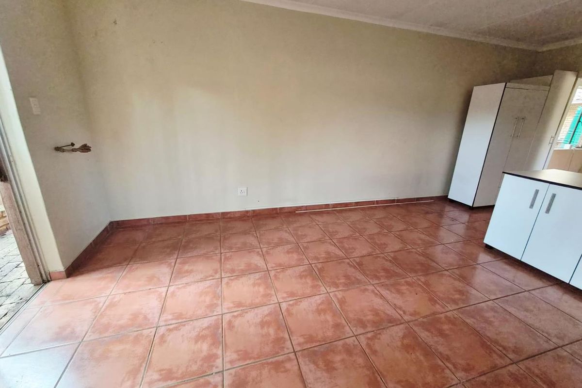 Spacious One-Bedroom Garden Cottage – Single Occupancy Only - Photo 3