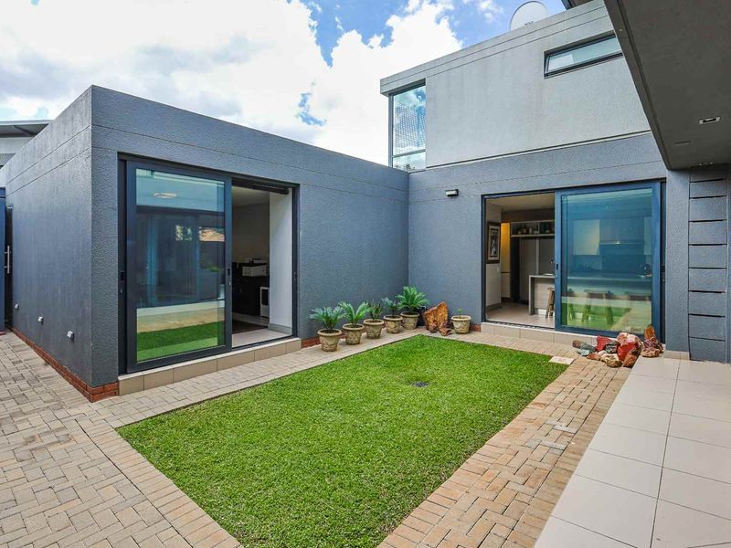 Contemporary Comfort in Waterkloof Ridge - Photo 4