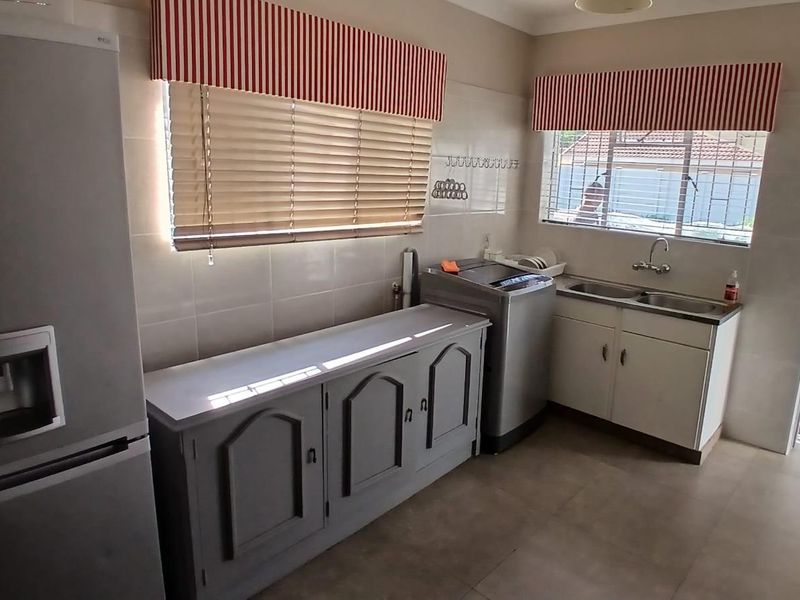 Beautiful 3-bedroom property with 2 flatlets with lots of possibilities - Photo 7