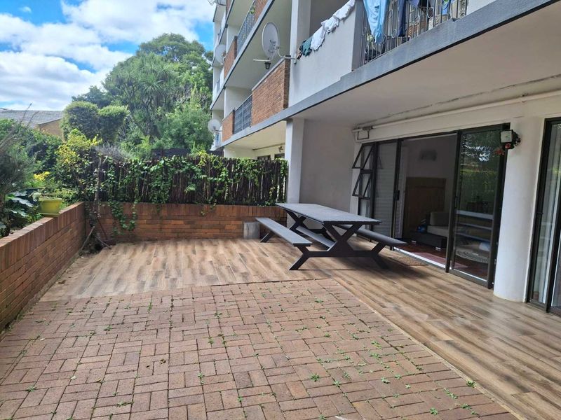A CHARMING THREE BEDROOM GARDEN APARTMENT - Photo 3