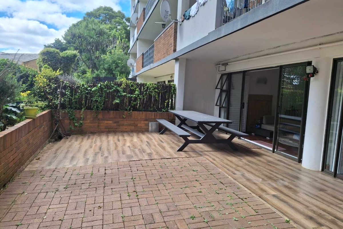 A CHARMING THREE BEDROOM GARDEN APARTMENT - Photo 2