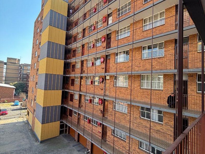 Stunning unit a well maintained complex. - Photo 1