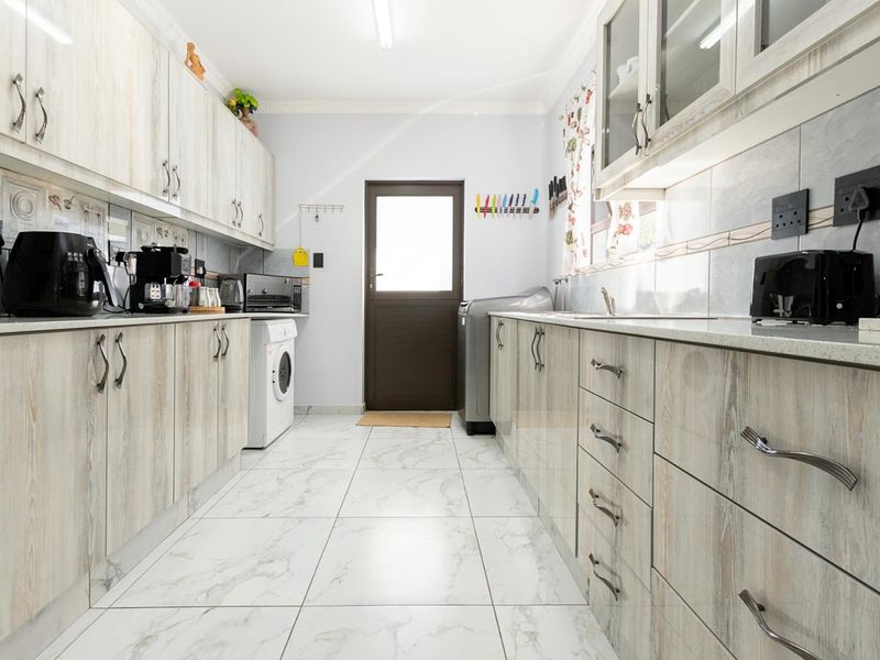 3 Bedroom House with Self-contained Flatlet - Photo 7