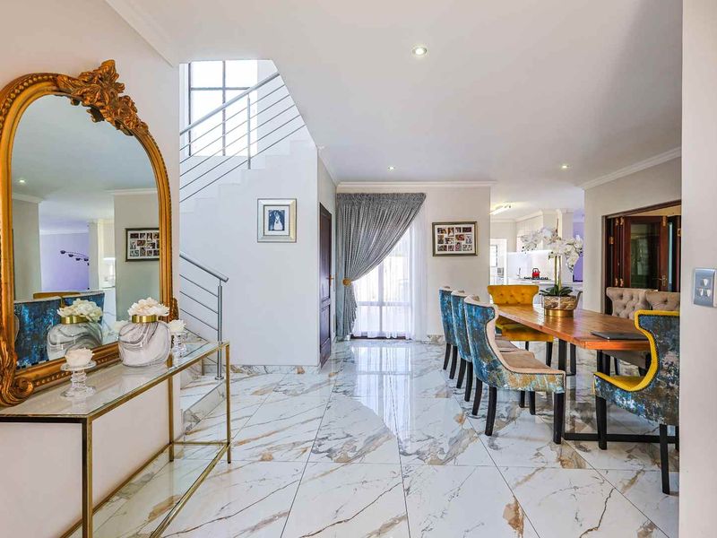 Spacious 4-Bedroom Family Home with Pool & Solar - Photo 10