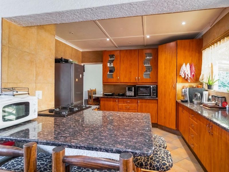 Spacious Family Living Awaits in Sought-After Suburb - Photo 6