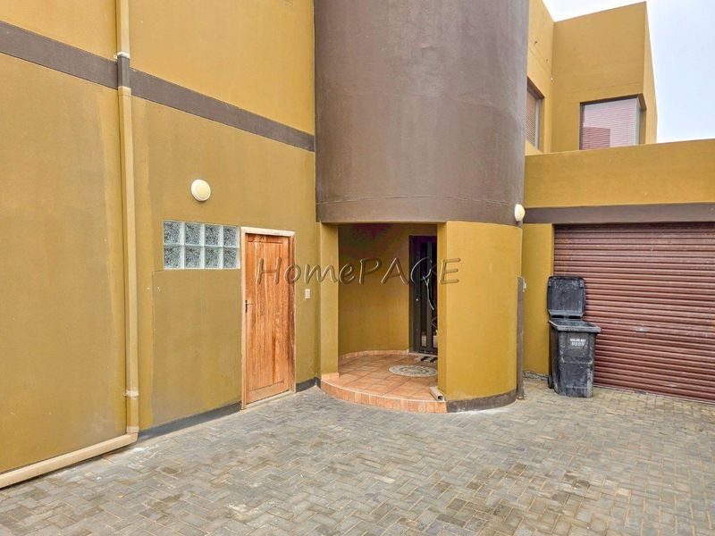 Long Beach Ext 1, Walvis Bay:  4 Bedr Double Storey Home is for Sale - Photo 2