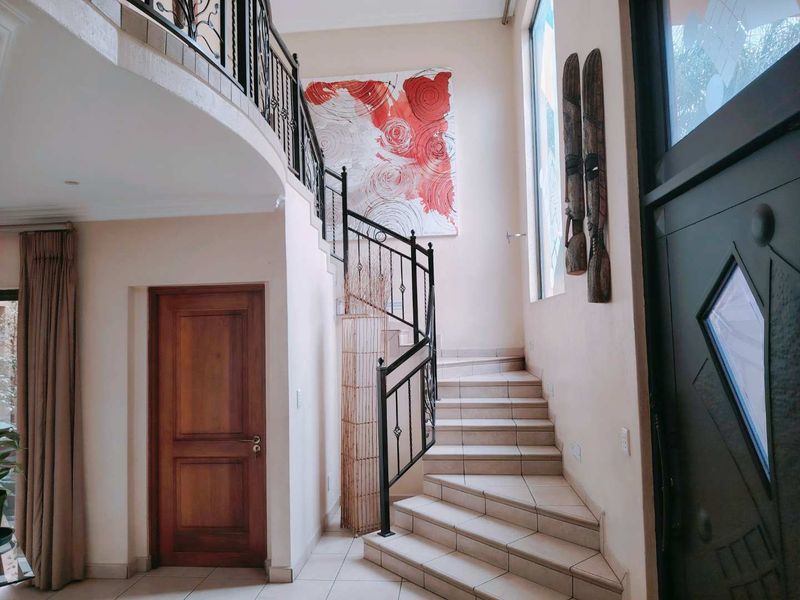 LUXURIOUS 5-BEDROOM HOME – FIT FOR A KING! - Photo 3