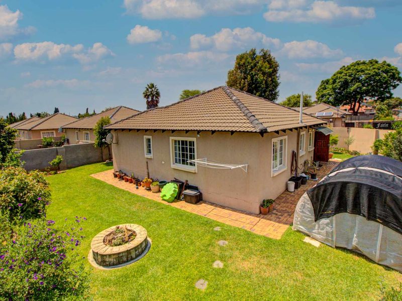 Spacious Corner Gem: Comfort & Convenience Await! - Photo 2