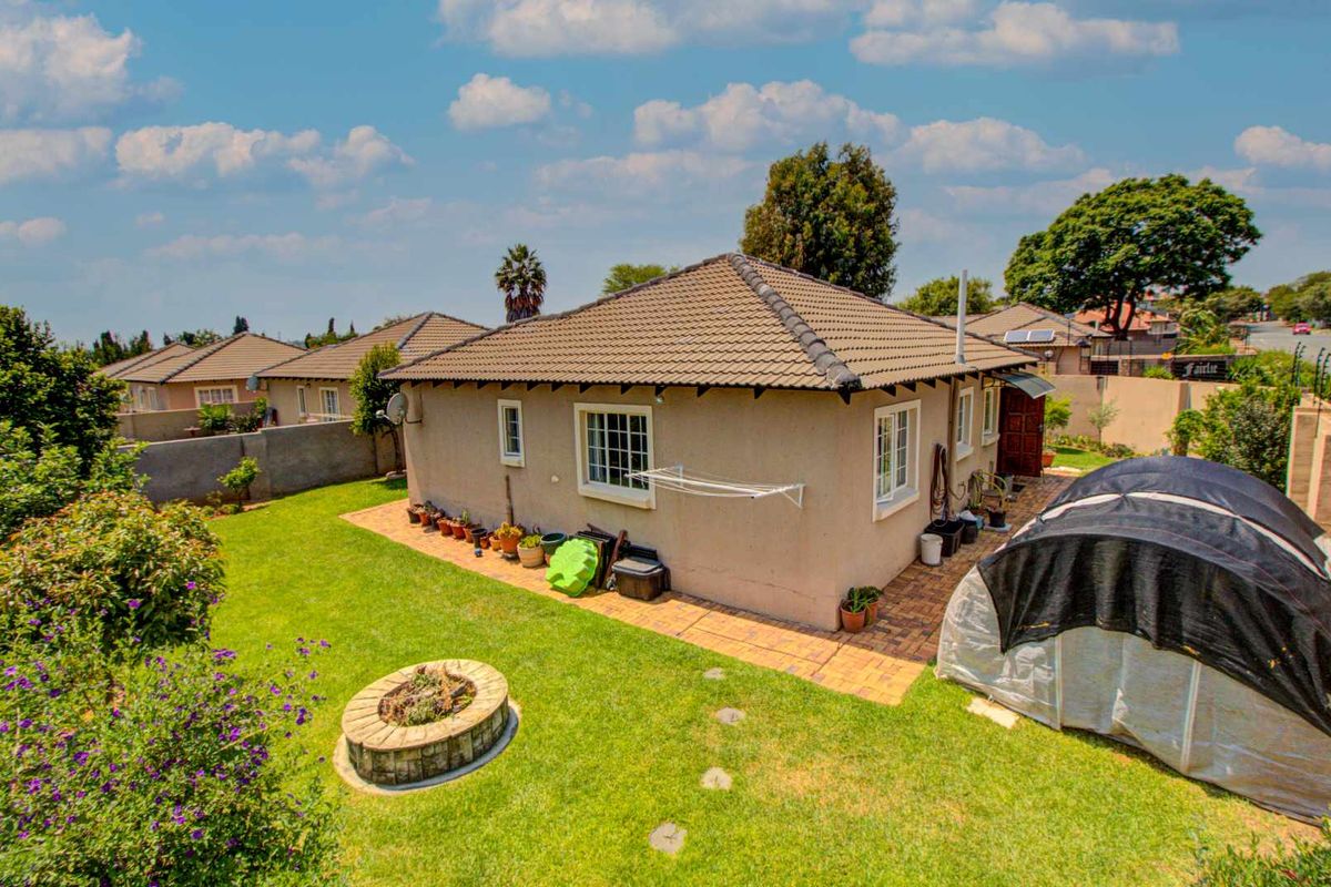 Spacious Corner Gem: Comfort & Convenience Await! - Photo 2