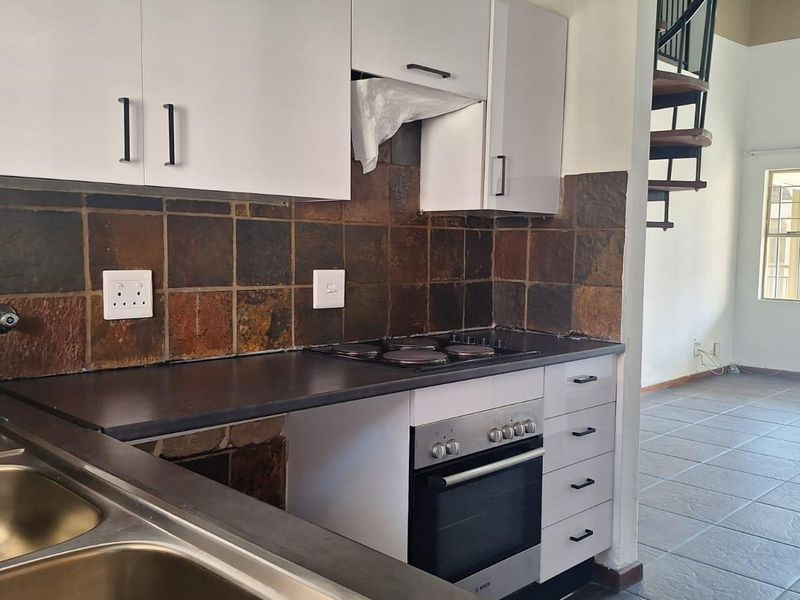 2 Bed 2 Bath apartment with a double volume loft area for sale in Sundowner - Photo 8