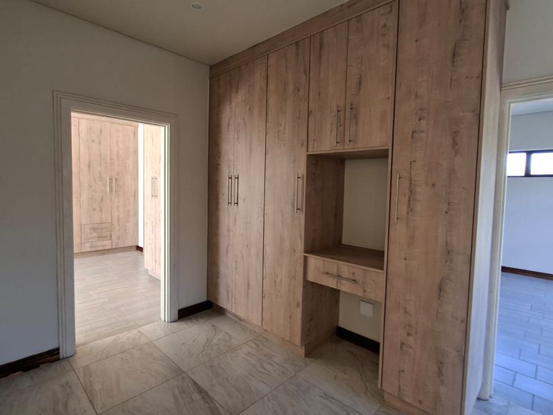 Sophisticated Bedfordview Living with Style, Space & Security - Photo 9