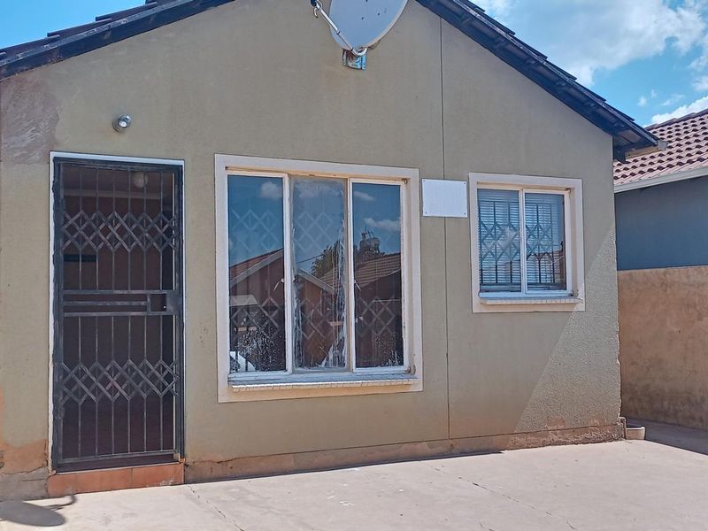 "Perfect Starter Home: 2 Beds Near Mams Mall!" - Photo 2