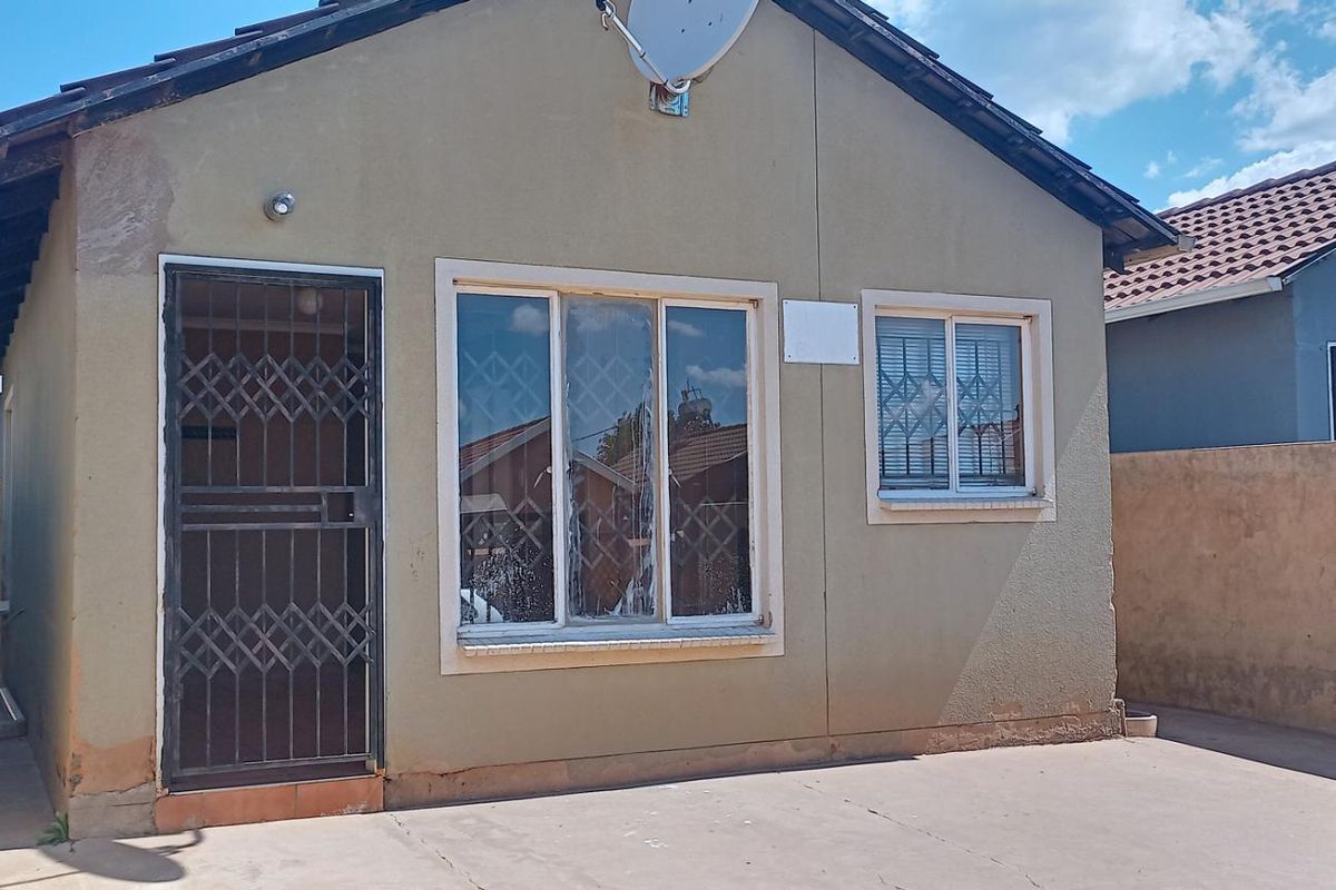 "Perfect Starter Home: 2 Beds Near Mams Mall!" - Photo 2