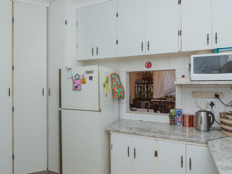 Charming 3-Bedroom Family Home with Income-Generating Bachelor Cottage in Birchleigh - Photo 9