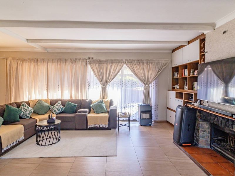 Massive 3-Bedroom Multi-Dwelling Property with 2-Bed Cottage, Pool & Study on 2,525 m2 Stand! - Photo 9