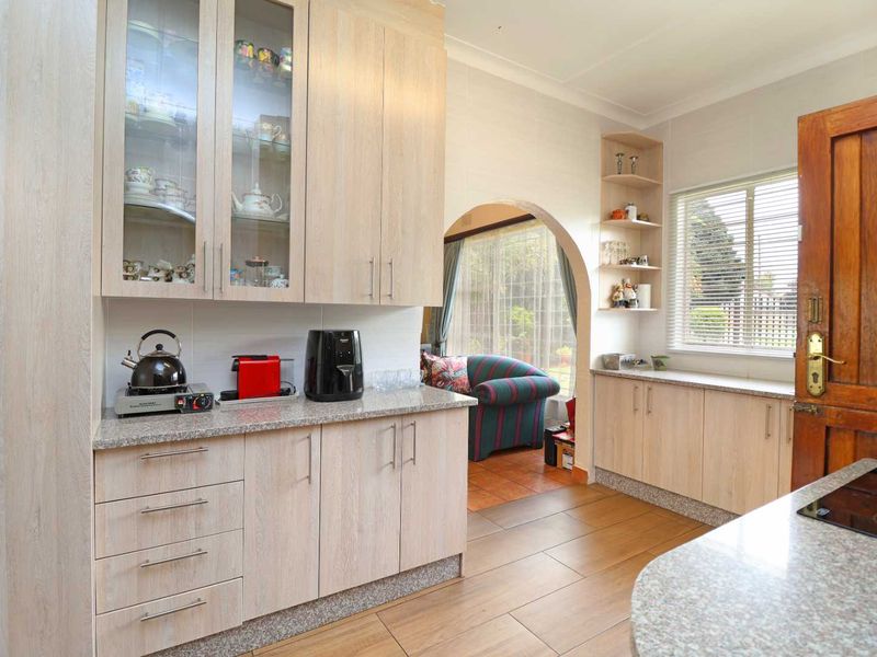 Well Maintained 3 Bedroom with pool and lapa (Offers Welcome) - Photo 4