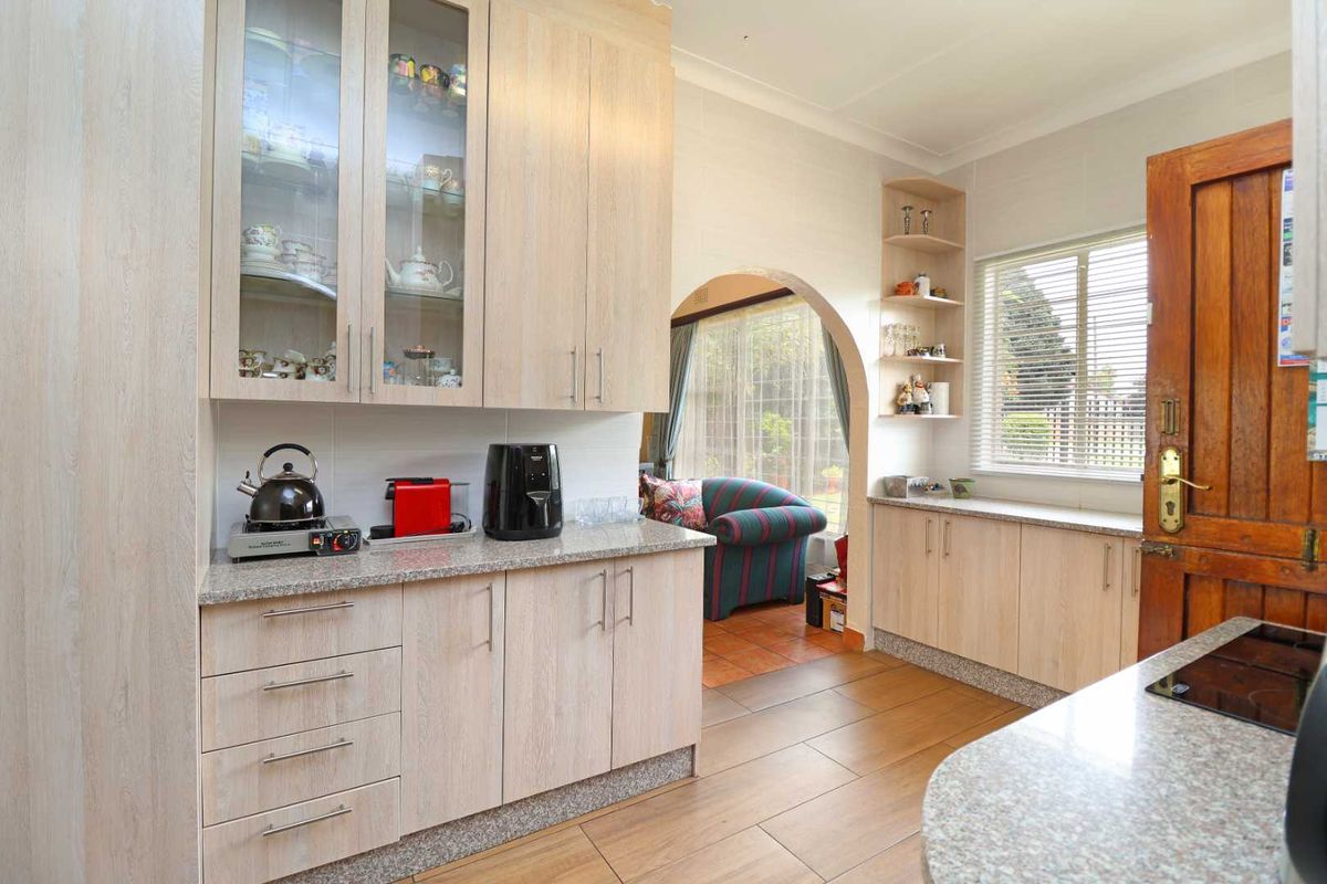 Well Maintained 3 Bedroom with pool and lapa (Offers Welcome) - Photo 4