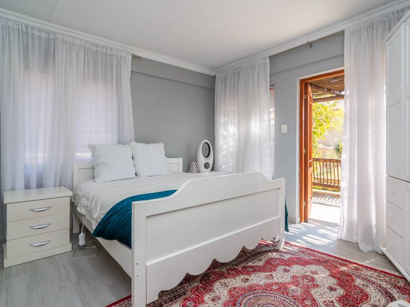 Family friendly estate in a prime location, close to schools, shops, and more!" - Photo 4