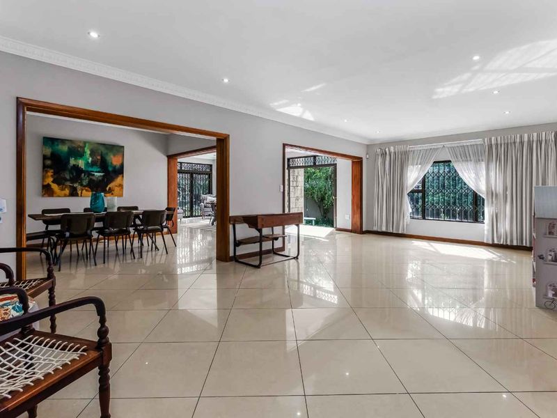SPACIOUS ENTERTAINER FAMILY HOME IN A QUIET AND CONVENIENT BOOMED LOCATION - Photo 5