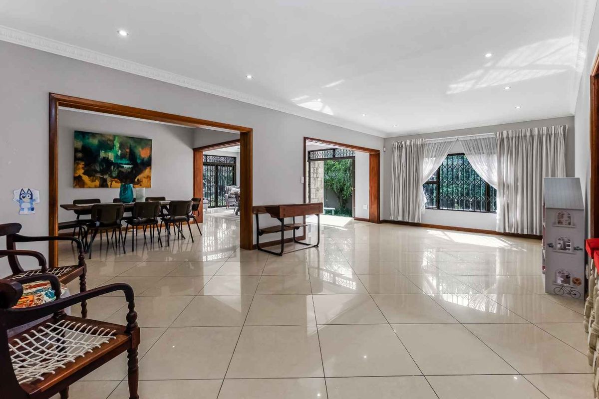 SPACIOUS ENTERTAINER FAMILY HOME IN A QUIET AND CONVENIENT BOOMED LOCATION - Photo 5