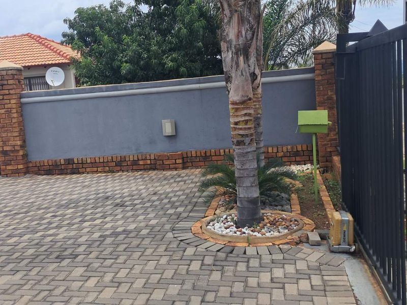 Beautiful 2 bedroom home - Photo 3