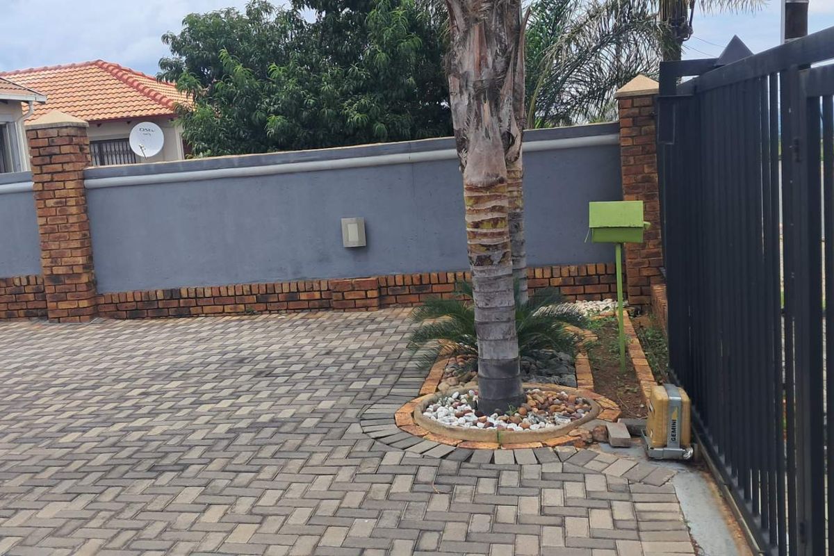 Beautiful 2 bedroom home - Photo 3