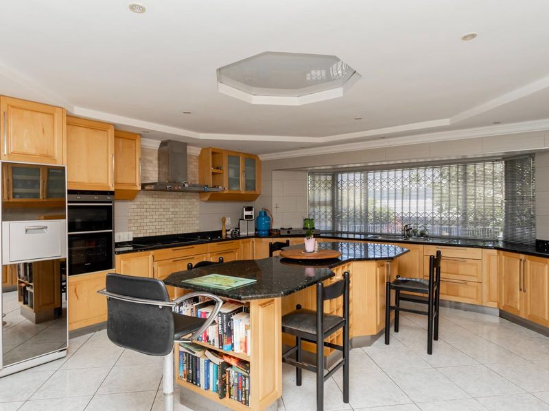 5 BEDROOM, MODERN HOME IN PLATTEKLOOF - Photo 4