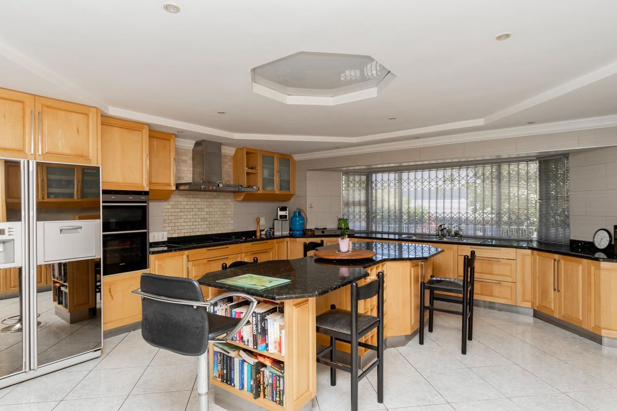 5 BEDROOM, MODERN HOME IN PLATTEKLOOF - Photo 4