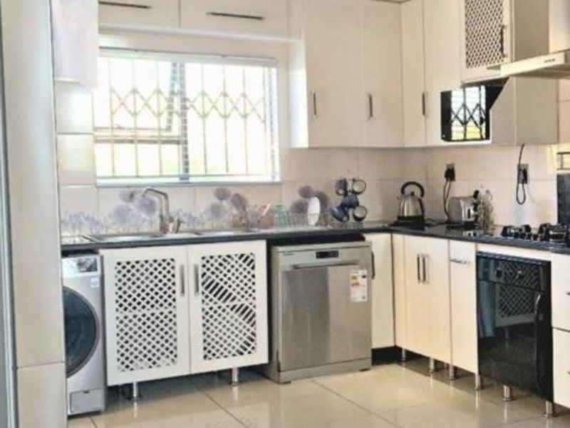Bright and airy property for sale. - Photo 2