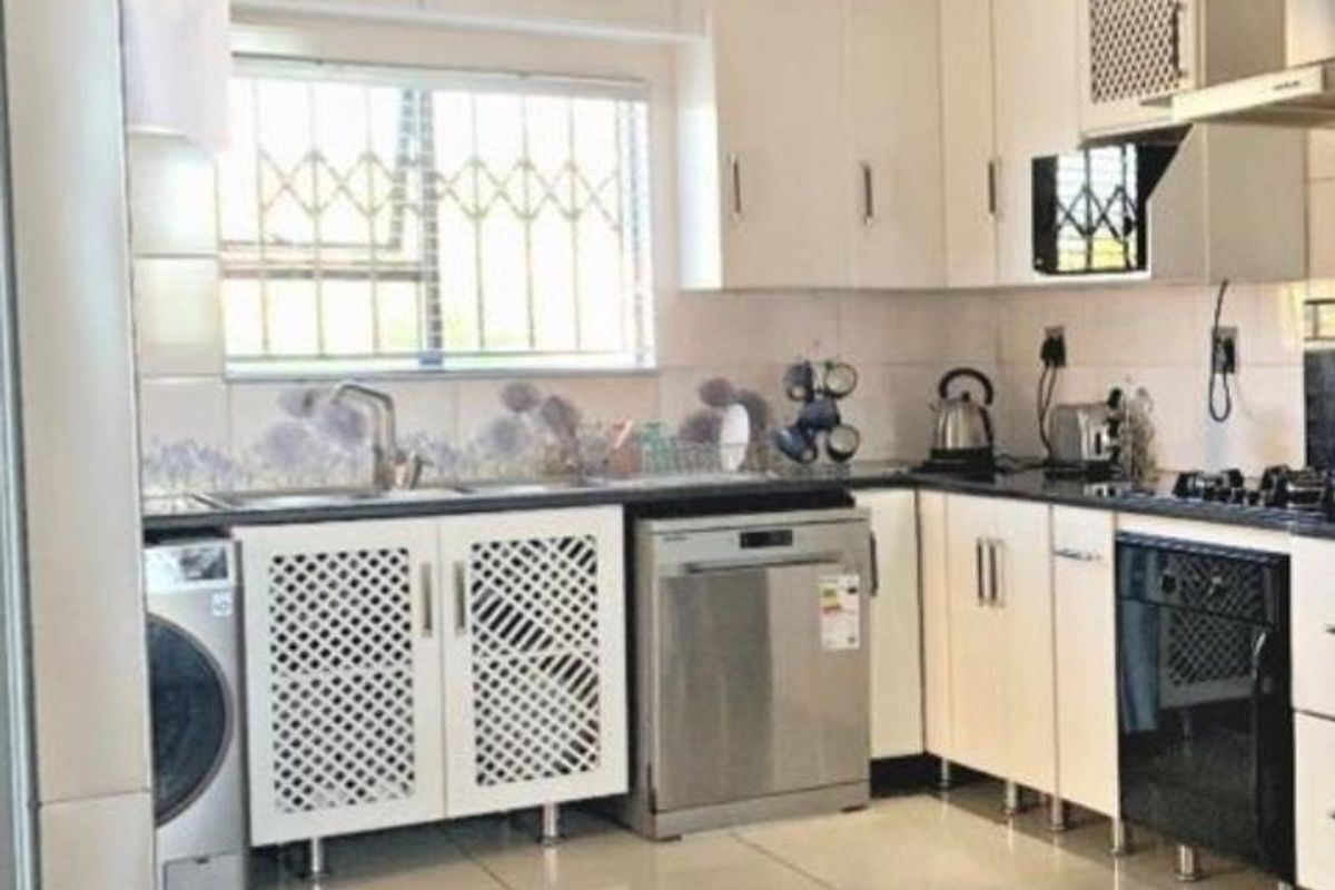Bright and airy property for sale. - Photo 2