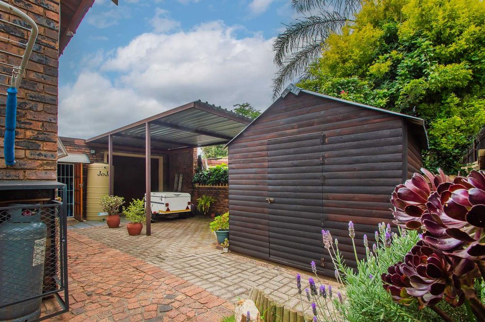 Wendy (laundry room) , drive through carport