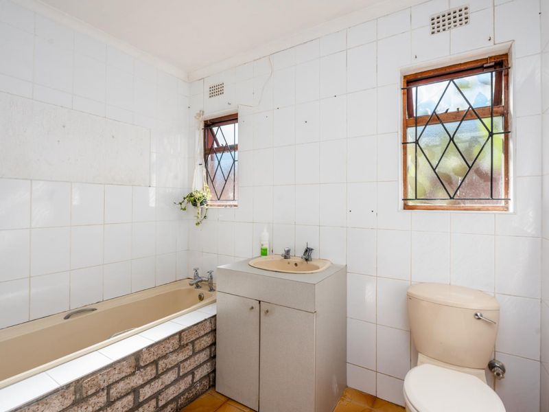 Prime Corner Plot 4-Bedroom Face Brick Home. - Photo 8