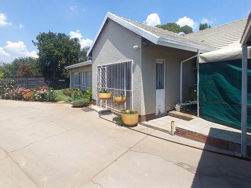 Fully Off-the-Grid Spacious 3/4-Bedroom Family Home in Secure Boomed-Off Area in Edleen - Photo 3
