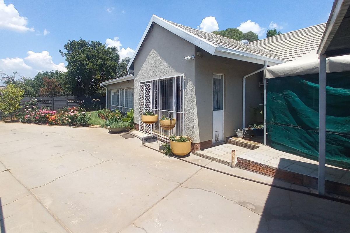 Fully Off-the-Grid Spacious 3/4-Bedroom Family Home in Secure Boomed-Off Area in Edleen - Photo 3