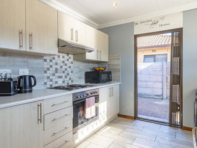 Modern 3-Bedroom Family Home for Sale in Oxford, Hagley - Photo 5