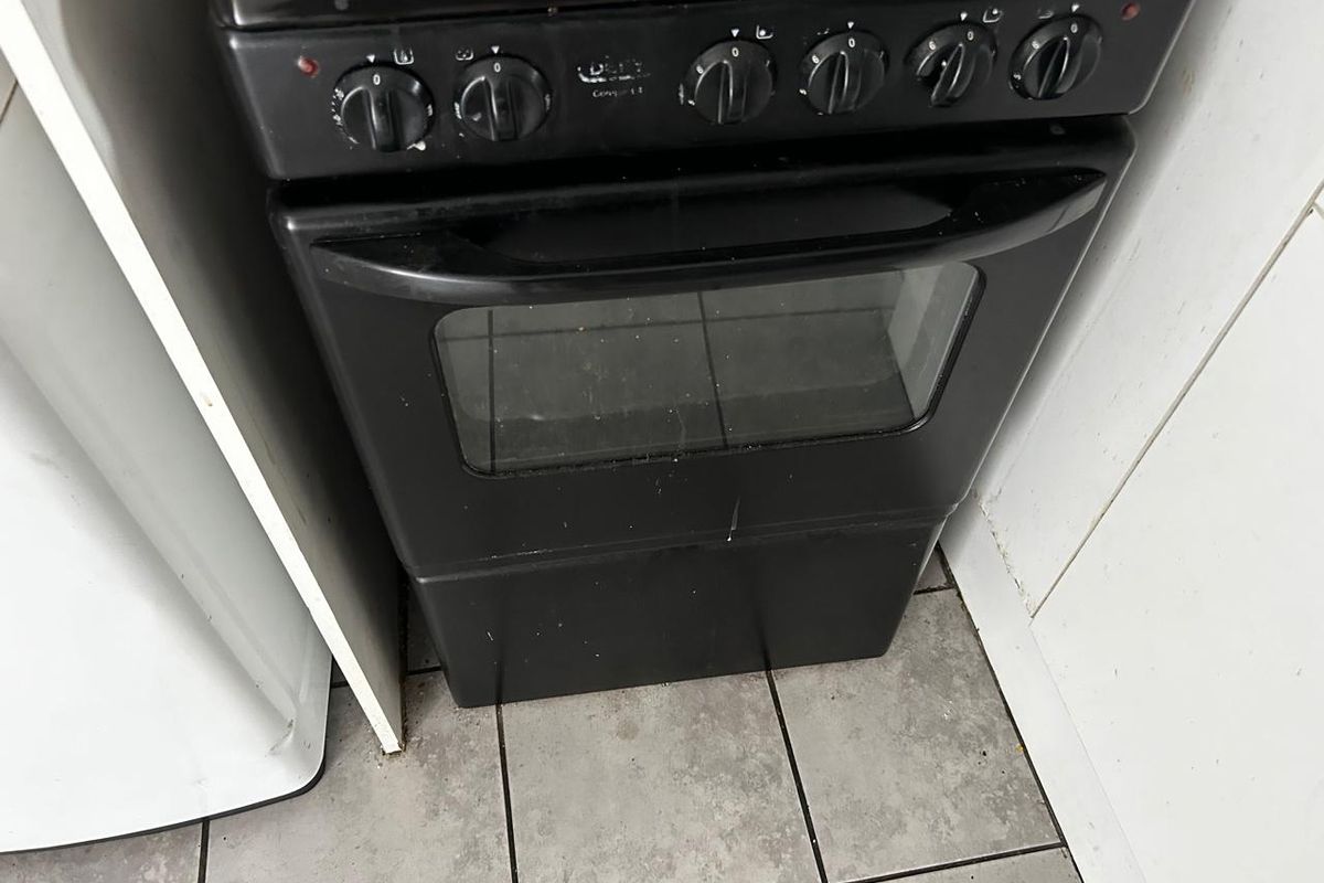 Two bedroom upstairs unit - Photo 4