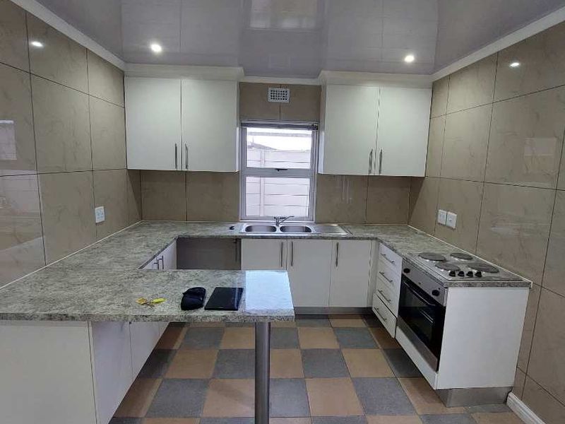 Spacious 1-Bedroom Separate Entrance for Rent in Sunnyside, Athlone - Photo 2