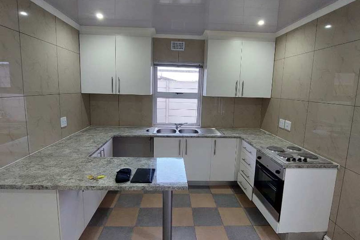Spacious 1-Bedroom Separate Entrance for Rent in Sunnyside, Athlone - Photo 2