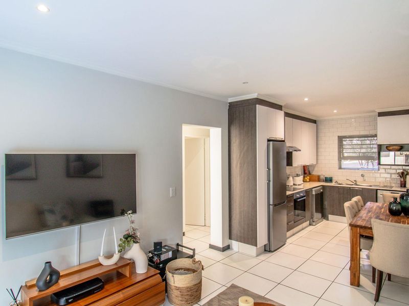 Gorgeous 2 Bed 1 Bath Garden Apartment For Sale in Lonehill - Photo 5