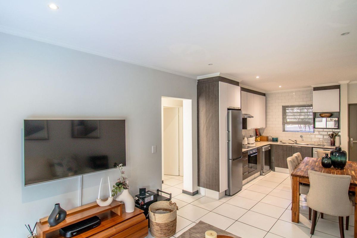 Gorgeous 2 Bed 1 Bath Garden Apartment For Sale in Lonehill - Photo 5