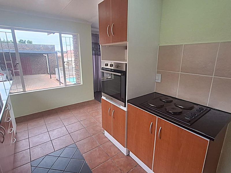 Delightful 3 Bedroom home in Elandspark - Photo 8