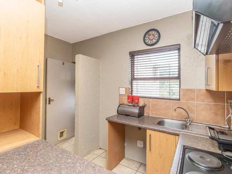 Charming 1-Bedroom Apartment in Popular Montserrat, Lonehill - Photo 2