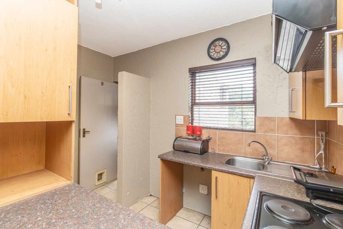 Charming 1-Bedroom Apartment in Popular Montserrat, Lonehill - Photo 2